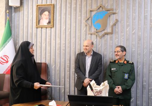 اهداء لوح یادبود  نشان برتر در جشنواره مالک اشتر