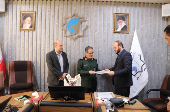 اهداء لوح یادبود  نشان برتر در جشنواره مالک اشتر